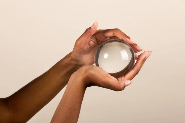 Elinde Bej Arka Planda Işık Yansıması Olan Şeffaf Kristal Küre — Stok fotoğraf