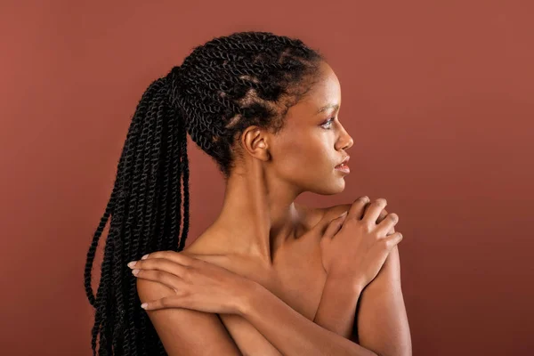 Magnifique Jeune Femme Ethnique Avec Des Tresses Afro Tenant Les — Photo
