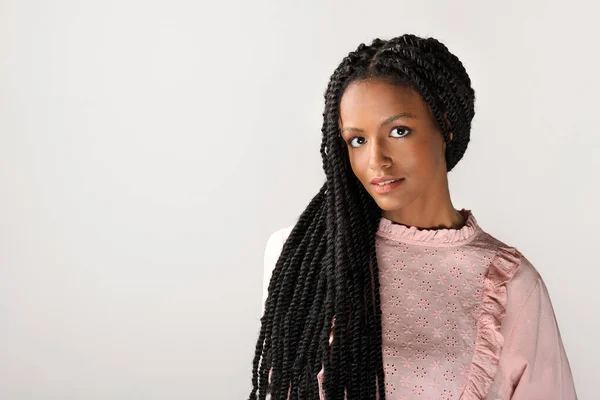 Gyengéd Fiatal Afro Amerikai Szerény Rózsaszín Ruha Amelynek Haja Stílusos — Stock Fotó