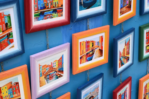 Cima Quadros Multicoloridos Com Imagens Brilhantes Canais Pendurados Parede Azul — Fotografia de Stock