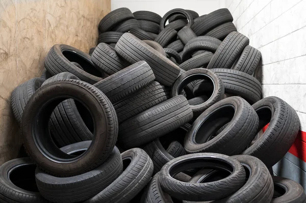 Çöp Öğütme Deposunda Yığılmış Eski Siyah Araç Lastikleri — Stok fotoğraf