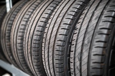 Metal tezgah ve sıra sıra siyah kış lastikleri servis odasında duruyor.