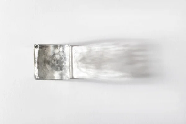 白い背景に影のある透明な輝く氷のキューブのトップビュー — ストック写真