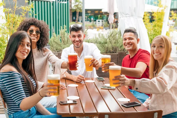 Grupo Amigos Multiétnicos Olhando Para Longe Aplaudindo Com Copos Cerveja — Fotografia de Stock