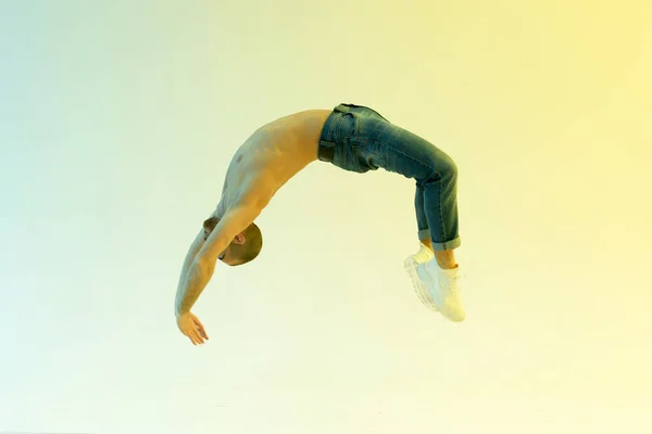 Ajuste Atleta Masculino Realizando Salto Flack Flick Volta Mola Uma — Fotografia de Stock