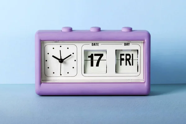 Relógio Alarme Violeta Colocado Mesa Contra Parede Azul Definido Para — Fotografia de Stock