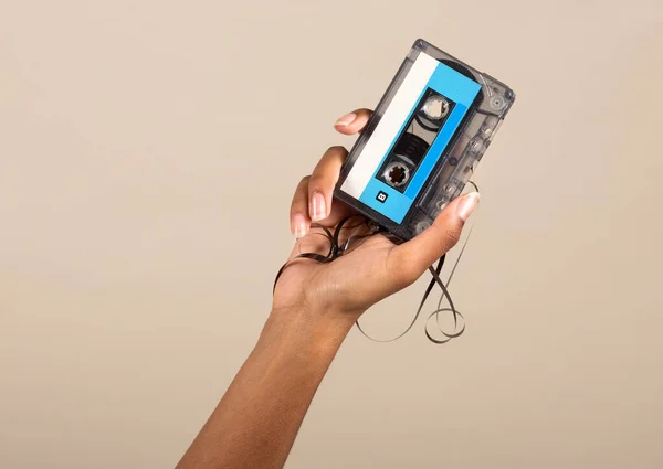 Anonimowe Uprawy Afroamerykanka Ręka Demonstrujące Vintage Audio Kasety Beżowym Tle — Zdjęcie stockowe