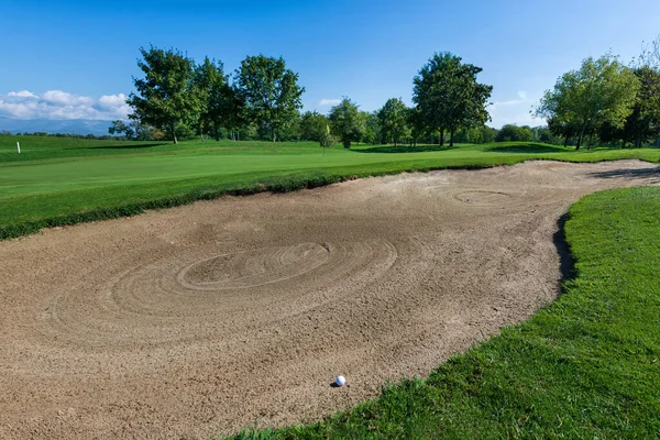 Kleine Bal Geplakt Zandgrond Van Bunker Zomerse Dag Golfbaan — Stockfoto