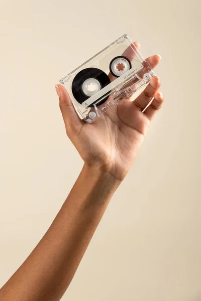 Unerkennbare Afroamerikanerin Mit Vintage Kassettenband Der Hand Vor Beigem Hintergrund — Stockfoto