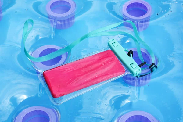 Waterproof Clear Protective Plastic Cover Mobile Phone Cellphone Inflatable Pool — Stock Photo, Image
