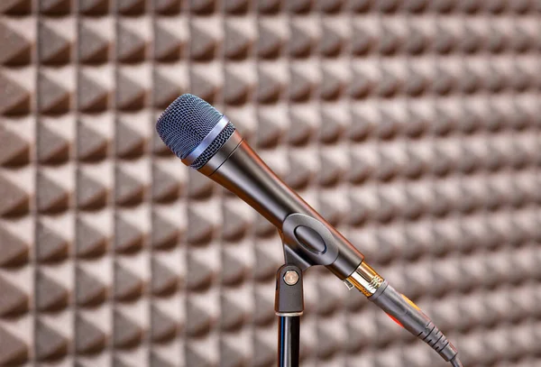 Modernes Professionelles Elektromikrofon Aufnahmestudio Wandnähe Auf Verschwommenem Hintergrund — Stockfoto