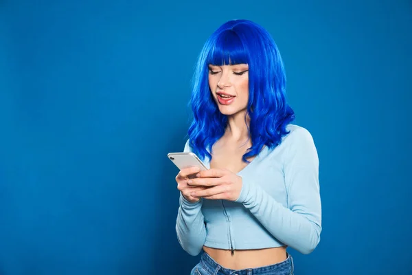 Mujer Joven Positiva Con Pelo Azul Teñido Ropa Casual Que — Foto de Stock