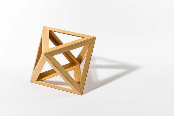 Platonische Massive Oktaederform Aus Holzteilen Wirft Schatten Auf Grauen Hintergrund — Stockfoto