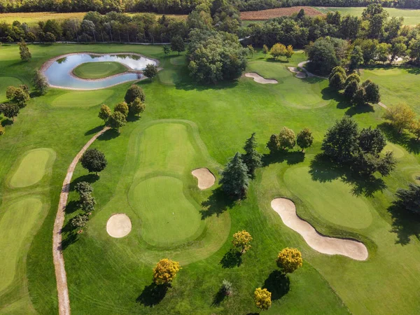 Drone Vista Campo Golfe Com Árvores Plantas Durante Dia Ensolarado Fotos De Bancos De Imagens Sem Royalties