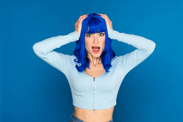 Šokovaný Mladá Žena Modelka Barvenými Jasně Modré Vlasy Ležérní Oblečení — Stock fotografie