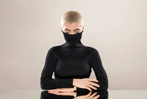 Rustig Jong Vrouwelijk Model Met Kort Blond Haar Bekleding Mond — Stockfoto