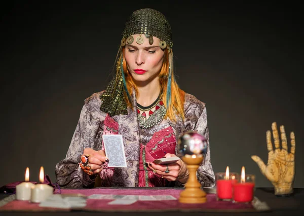머리장식에 초점을 점술가 촛불을 태우고 카드로 미래를 추측하면서 식탁에 — 스톡 사진