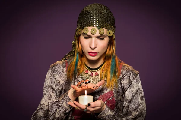 Serieuze Vrouwelijke Waarzegster Zigeuneroutfit Hoofddeksel Die Hand Kaars Steekt Toekomst — Stockfoto