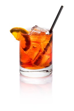 Buzlu Negroni kokteyli. Beyaz arka planda izole edilmiş narenciye dilimi ve saman.