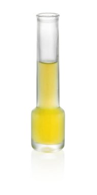 Sarı Limoncello limon likörü. Beyaz arka planda izole edilmiş cam tüp içinde alkol.