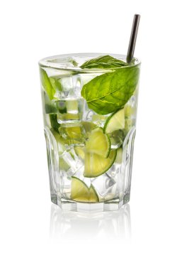 Kireç dilimlerinden yapılmış bardakta mojito kokteyli ve beyaz arka planda saman izole edilmiş nane ve buz küpleri.