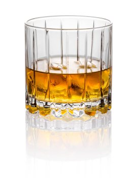 Soğuk viski şeffaf bardakta ve buz küpleri beyaz arka planda yansımalı.