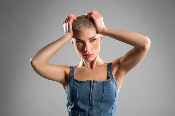 Pensiv Kvinnlig Modell Med Extravagant Kort Frisyr Och Makeup Denim — Stockfoto