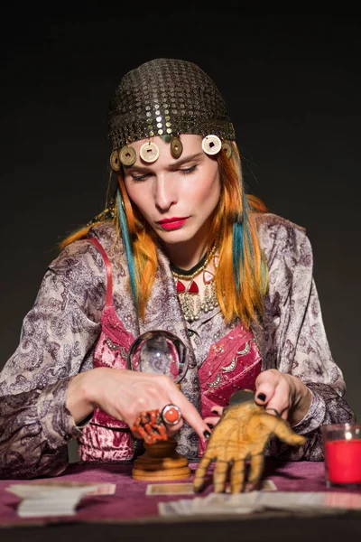 Serieuze Roodharige Vrouwelijke Waarzegster Zigeuneroutfit Hoofddeksel Met Voorspelling Van Toekomst — Stockfoto