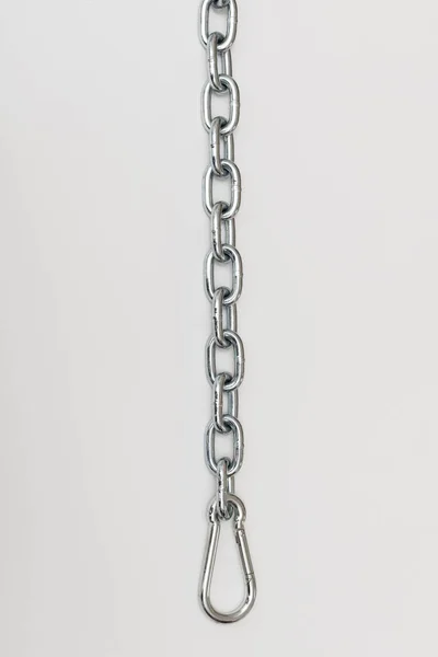 Vista Superior Cadeia Metálica Brilhante Com Anéis Metal Mosquetão Colocados — Fotografia de Stock