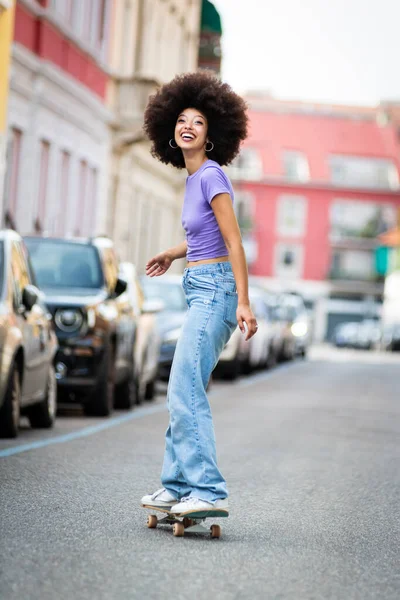 Afro Saçlı Asfalt Yolda Kaykay Süren Kameraya Bakan Neşeli Afro — Stok fotoğraf