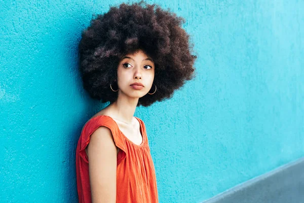 Retrato Vista Lateral Joven Marroquí Tela Casual Con Peinado Afro — Foto de Stock
