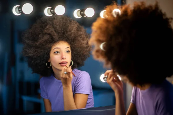 Mujer Joven Marroquí Con Peinado Afro Mirando Espejo Con Bombillas — Foto de Stock