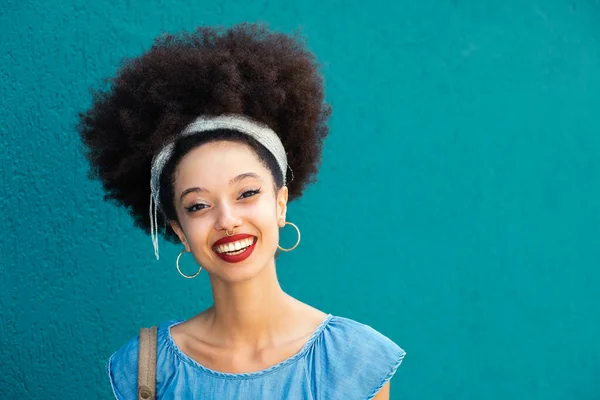 Портрет Оптимистической Афро Американской Молодой Женщины Афропрической Серьгами Макияжем Улыбающейся — стоковое фото