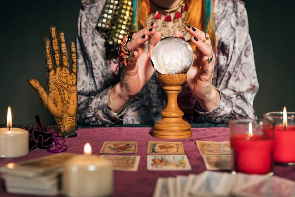 마법의 공으로 미래를 추측하는 불타는 양초와 카드와 테이블에 텔러를 — 스톡 사진