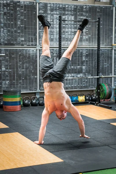 Çağdaş Spor Salonunda Yoğun Idman Sırasında Amuda Kalkma Egzersizi Yapan — Stok fotoğraf