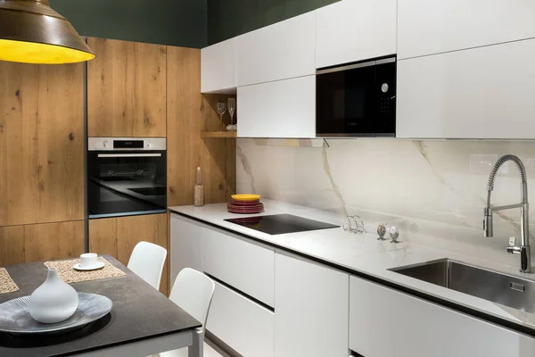 Interior Cozinha Moderna Renovação Com Armários Brancos Plataforma Lavatório Torneira — Fotografia de Stock