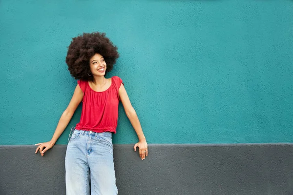 Sonriente Joven Joven Marroquí Con Peinado Afro Mirando Hacia Otro —  Fotos de Stock