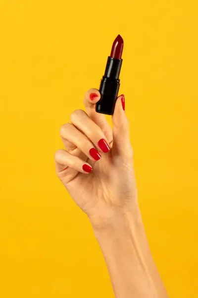 Anonyme Schlanke Junge Weibliche Hand Mit Geöffnetem Lippenstift Schlanken Zeige Stockfoto