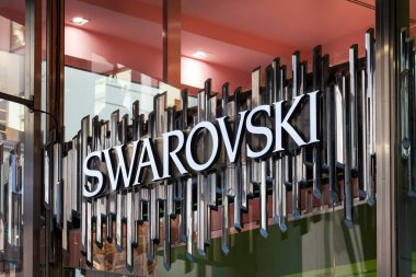 Şehir caddesindeki kuyumcu binasının cam duvarına Swarovski logosu yazılıydı. Gündüz müşteriler için sergileniyordu.