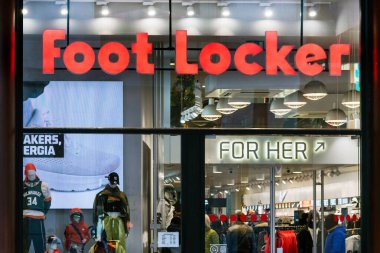 Aydınlatılmış sergi salonundaki cam manzaralı insanların cam duvarında 