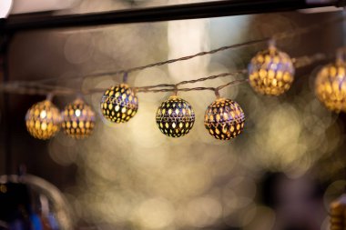 Geleneksel bayramda sicim lambaları yanıp sönen küresel ampullerle arka plan bulanıklaşır