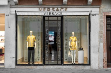 İtalya, Venedik 'teki Versace butik mağazasında, markanın son moda tasarımlarını giyen mankenler sergileniyor.