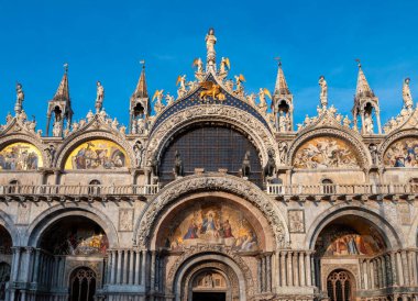 Saint Mark Kilisesi Kilisesi Kilisesi Kilisesi Kilisesi. Venedik 'te akşam güneşinde parlayan giriş. Avrupa' da bulutsuz mavi gökyüzüne karşı.
