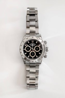 Siyah tuşlu zarif Daytona Cosmograph Rolex saat ve beyaz yüzeyde Oystersteel bilezik