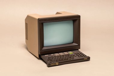 Pavia, Lombardy, İtalya - 12 Ekim 2024: Minitel 1, 1981 yılından itibaren Ctrl + Alt Müzesi 'nde Fransızca çevrimiçi terminal. 1999 yılında, 9M terminali 25 milyon Fransız tarafından kullanıldı.