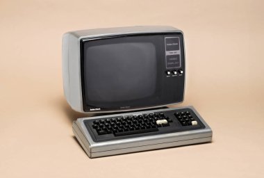 Pavia, Lombardy, İtalya - 12 Ekim 2024: Ctrl + Alt Müzesinde Radio Shack TRS-80 PC. Tandy tarafından inşa edildi ve 1977 'de Radio Shack mağaza zinciri tarafından satıldı..