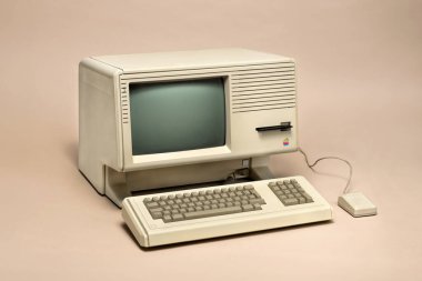 Pavia, Lombardy, İtalya - 12 Ekim 2024: Apple LISA, Ctrl + Alt Müzesi 'nde 1983 yılından beri Macintosh' un efsanevi öncüsü, ilk GUI ile Apple