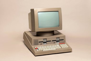 Pavia, Lombardy, İtalya - 12 Ekim 2024: Olivetti L1 M20, 1982 merkezli Zilog Z8000 tabanlı bir bilgisayar, standart olmayan bir işletim sistemi ile Ctrl + Alt Müzesi 'nde gösterilmiştir..