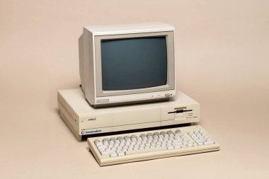 Pavia, Lombardy, İtalya - 12 Ekim 2024: Commodore Amiga 1000, ilk model 1985 yılında piyasaya sürüldü. 1985 'te Motorola 68 bin işlemcisi olan fiyat 1500 dolardı. Ctrl + Alt Müzesi 'nde gösterildi.