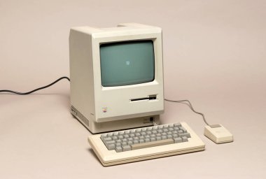 Pavia, Lombardy, İtalya - 12 Ekim 2024: Apple Macintosh 128k simgesel Apple bilgisayarının ilk modeli Ctrl + Alt Müzesi 'nde gösterildi, 24 Ocak 1984' te piyasaya sürüldü.